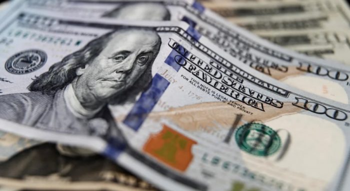 Dólar vuelve a bajar: expertos indican que su estabilidad se debe al precio del cobre