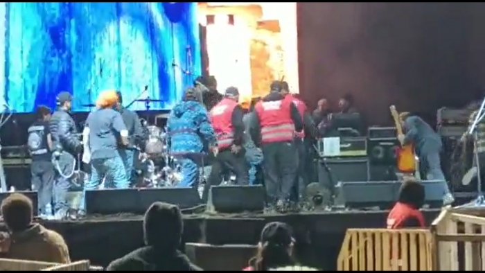 Registran pelea entre personal de Molotov y guitarrista de Los Miserables en evento «Renace» Registran pelea entre personal de Molotov y guitarrista de Los Miserables en evento