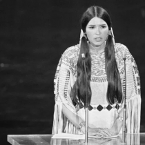 Muere Sacheen Littlefeather, la activista indígena que dio el primer discurso político en los Oscar al rechazar el premio a Marlon Brando