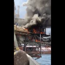Reportan incendio en muelle terminal de Mejillones