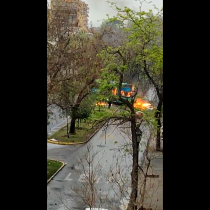Encapuchados intentan quemar bus del Transantiago en las afueras del Liceo de Aplicación: hay tres personas detenidas