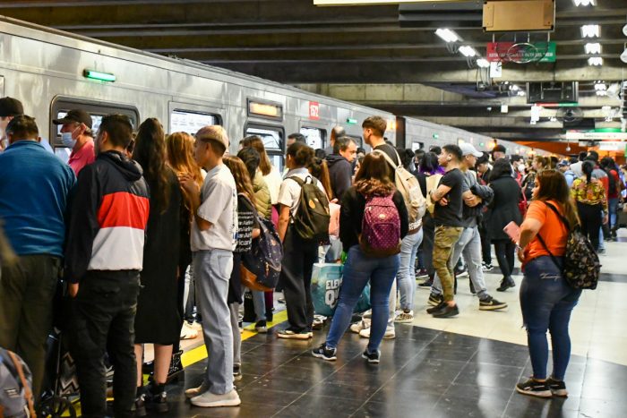 Metro de Santiago suspende servicio en algunas estaciones de la Línea 5 por persona en la vía