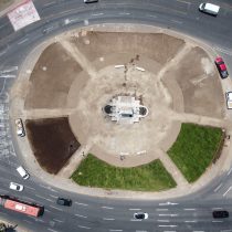 Municipalidad de Providencia comienza instalación de pasto en rotonda de Plaza Baquedano