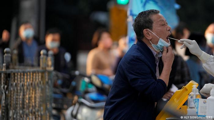 China ordena confinamiento en Zhengzhou tras violentas protestas