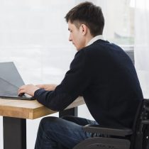 Lanzan 1.000 becas para aprender programación destinadas a personas en situación de discapacidad