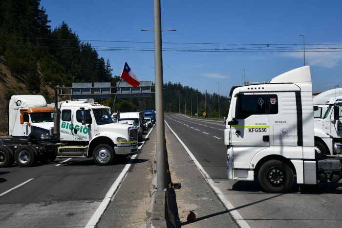 Camioneros desafían al Gobierno con nuevos bloqueos de carreteras mientras Interior acelera presentación de querellas por la Ley de Seguridad del Estado