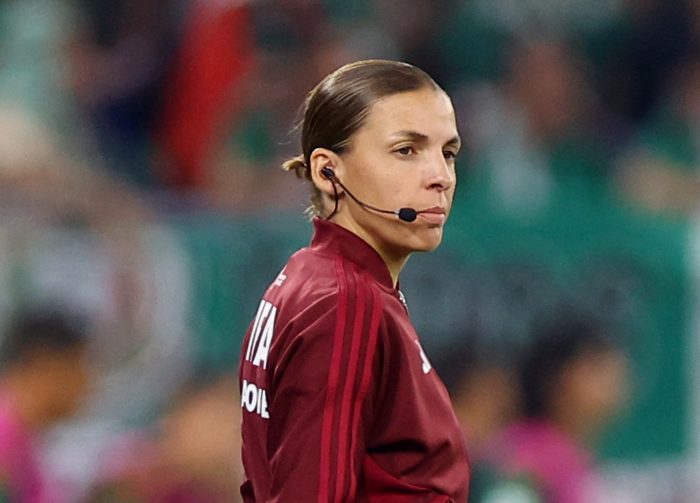 Stepanie Frappart, la primera mujer de la historia que dirija un partido del Mundial de fútbol masculino