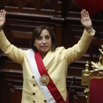 Crisis en Perú: Dina Boluarte jura como primera presidenta de la historia y dice que Pedro Castillo intentó un «golpe de Estado»
