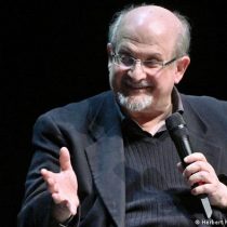 Salman Rushdie adelanta nueva novela cuatro meses después del ataque