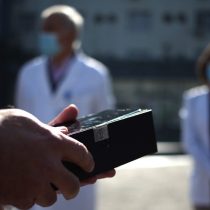 Detienen a 29 médicos extranjeros acusados de emitir licencias falsas a Fonasa: monto supera $55 mil millones
