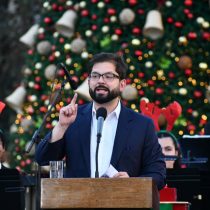 Presidente Boric enciende árbol de Navidad afuera de La Moneda: «Queremos que niños y niñas vuelvan a jugar a las plazas»