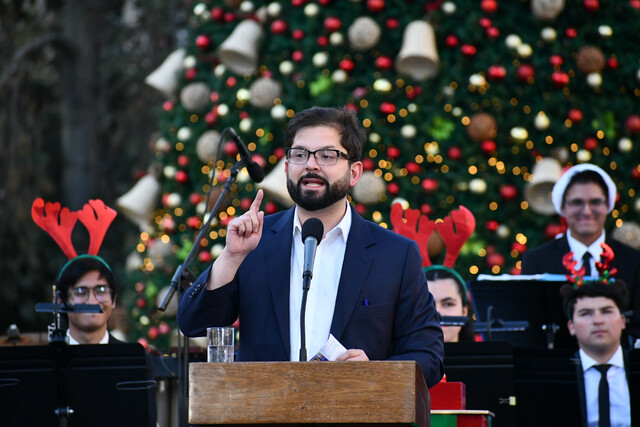 Presidente Boric enciende árbol de Navidad afuera de La Moneda: 