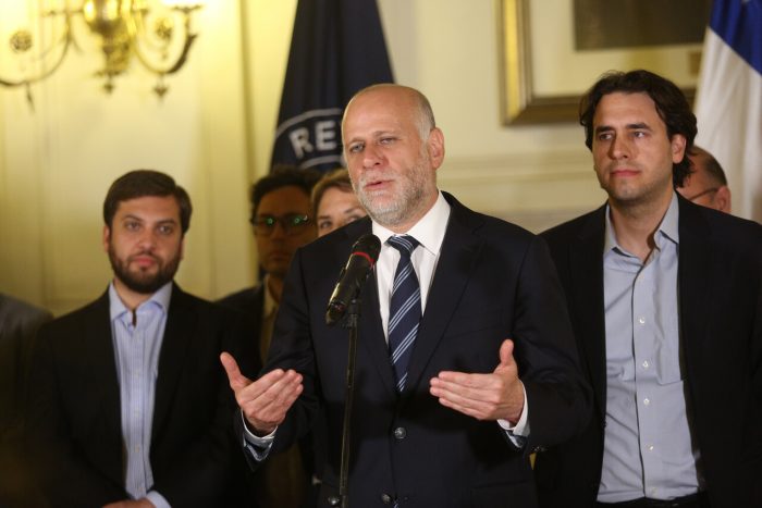 Tras extensa jornada de negociación, partidos todavía no alcanzan acuerdo constituyente: se volverán a reunir el viernes Tras extensa jornada de negociación, partidos todavía no alcanzan acuerdo constituyente: se volverán a reunir el viernes