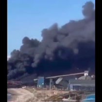 Columna de humo negro cubre cielos de Puchuncaví tras incendio en muelle de Puerto Ventanas