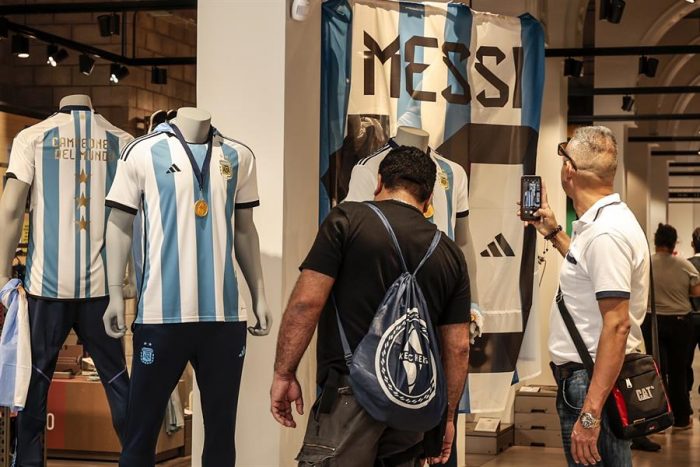 Se agotó en dos horas: furor albiceleste por la nueva camiseta de Argentina con tres estrellas