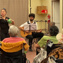 Fundación Las Rosas y Duoc UC realizan exitosas jornadas de musicoterapia y cuentacuentos para estimular la memoria de los residentes