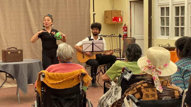 Fundación Las Rosas y Duoc UC realizan exitosas jornadas de musicoterapia y cuentacuentos para estimular la memoria de los residentes