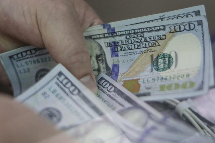 Dólar en Chile: precio vuelve a caer y se encuentra bajo los $800