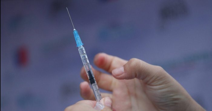 Vacunación con bivalente estancada: el desaprovechamiento que Chile no puede permitirse