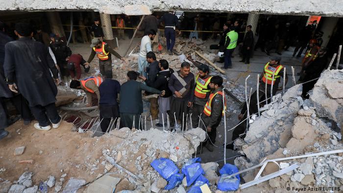 Sube a 83 la cifra de muertos por ataque a mezquita en Pakistán