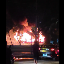 Incidentes en Villa Francia: encapuchados quemaron bus del transporte público y una casa resultó siniestrada