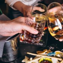 Radiografía del consumo de alcohol en vacaciones: 1 de cada 4 personas se predispone a consumir mayor cantidad que en otra época del año