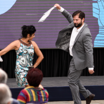 Presidente Boric baila pie de cueca en la entrega del Premio a la Música Nacional y Artes Escénicas 2022