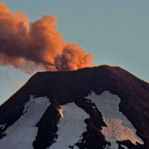 Cuatro comunas se mantienen en Alerta Amarilla por sismo en volcán Villarrica: se registró emisión de material particulado