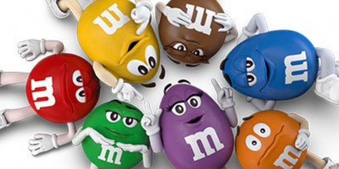 M&M 'jubila' a sus caramelos portavoces tras polémicas de inclusión forzada y politización