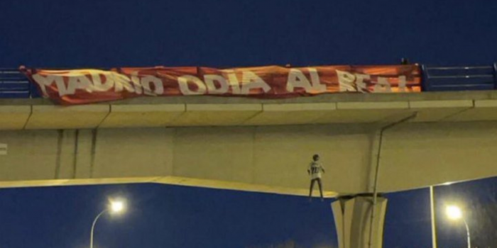 Nuevo episodio de odio contra Vinicius Jr en España: Hinchas del Atlético de Madrid colgaron un muñeco del brasileño en un puente