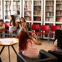 Implementan talleres de lectura y escritura en el Centro Penitenciario Femenino de Santiago como herramienta para la reinserción social