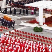 Papa Francisco preside el solemne funeral de Benedicto XVI