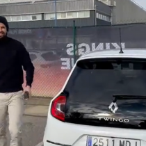 Piqué conduce un Renault Twingo en respuesta a Shakira