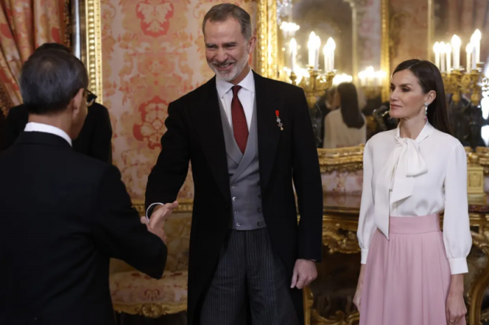 El embajador de Irán evita un año más dar la mano a la reina Letizia