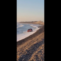 Vehículo es arrastrado por las olas en Quintero tras manejar al interior de la playa: está prohibido desde 1998