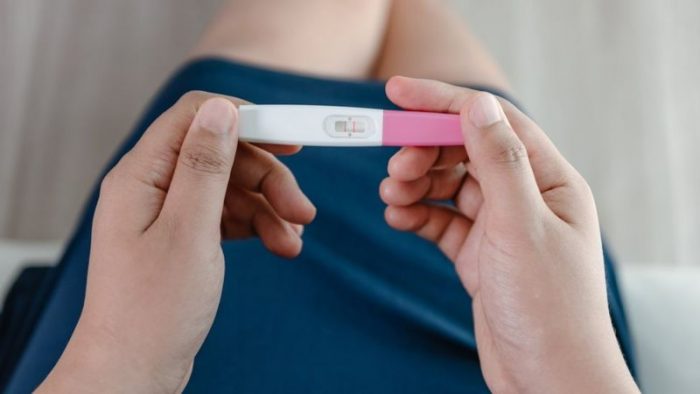 “La regla de los 3 meses”: por qué muchas mujeres esperan hasta la semana 12 para anunciar su embarazo (y cómo puede ser contraproducente)