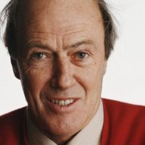 Roald Dahl: la polémica decisión de los editores del autor británico de reescribir el contenido que consideran ofensivo de sus libros