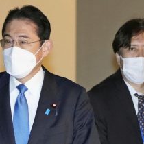 Primer ministro de Japón destituye a funcionario por comentarios homófobos