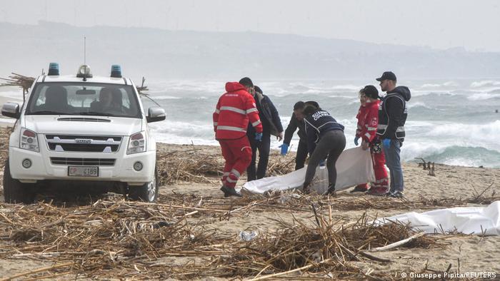 Unos 60 migrantes mueren en naufragio cerca de la costa de Italia Unos 60 migrantes mueren en naufragio cerca de la costa de Italia