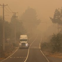 Camión aljibe se volcó cuando se dirigía a controlar un incendio forestal en Angol