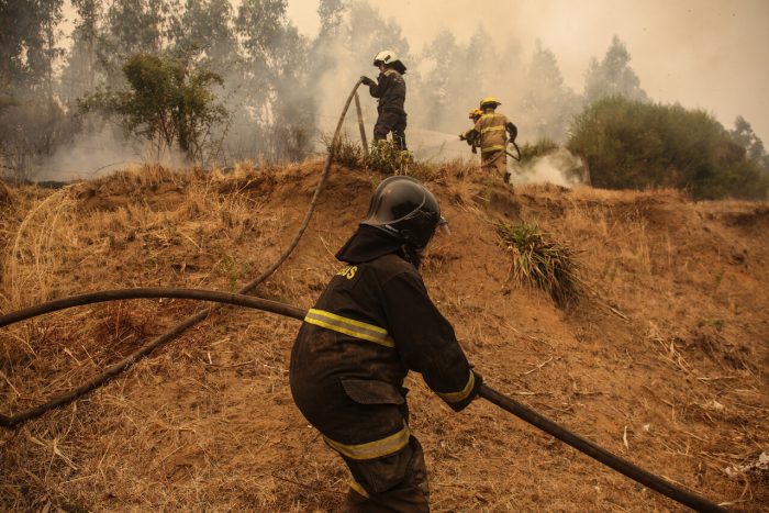 Autoridades advirtieron multas para empresas que exijan volver a bomberos a sus trabajos Autoridades advirtieron multas para empresas que exijan volver a bomberos a sus trabajos