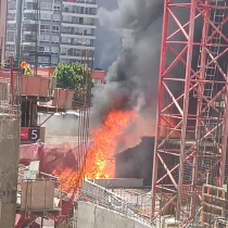 Incendio en edificio en construcción activa alerta de bomberos de Santiago y Ñuñoa