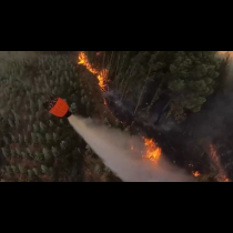 Video demuestra la pericia que se requiere para maniobrar un helicóptero que combate los incendios forestales