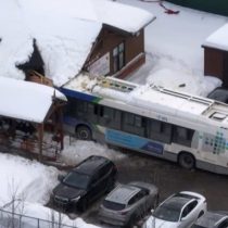 Un autobús dejó dos niños muertos y seis heridos luego de chocar una guardería en Canadá: conductor lo habría hecho intencionalmente