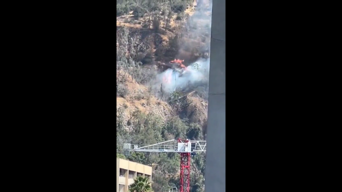 Incendio forestal afecta ladera sur del Cerro San Cristóbal Incendio forestal afecta ladera sur del Cerro San Cristóbal