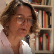 Mujeres con cuento: María Teresa Cárdenas, la periodista que rescata y difunde la trayectoria de escritoras y escritores contemporáneos