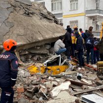 Casi 1.400 muertos por el terremoto: al menos 912 en Turquía y 473 en Siria