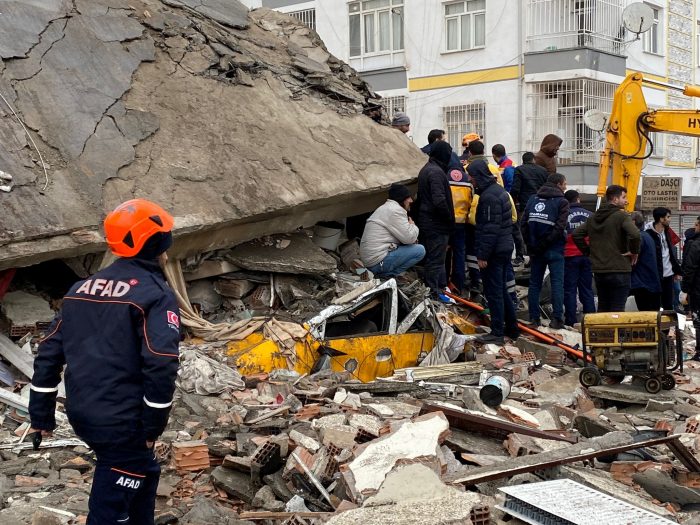 Casi 1.400 muertos por el terremoto: al menos 912 en Turquía y 473 en Siria