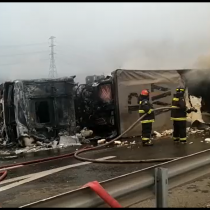 Un camión provoca cortes en la Ruta 5 Norte a la altura de La Serena: se volcó con su acoplado y se quemó