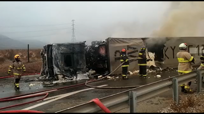Un camión provoca cortes en la Ruta 5 Norte a la altura de La Serena: se volcó con su acoplado y se quemó